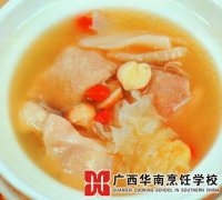 银耳淮山莲子煲鸡汤